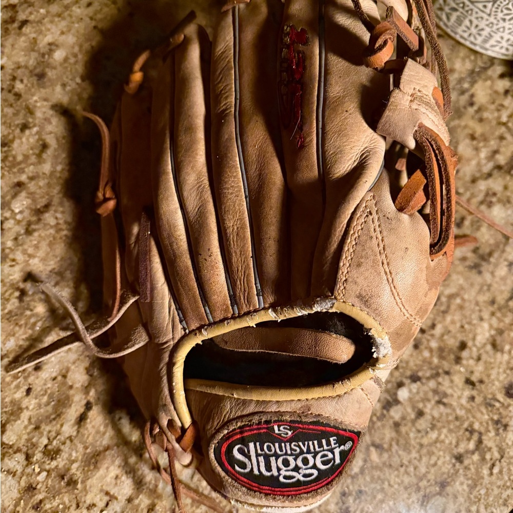 Louisville Slugger Tan Leather Baseball Glove 125 Series